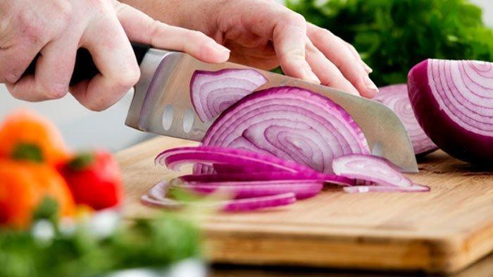 Trik Iris Bawang Tanpa Pisau Tajam yang Bisa Kalian Tiru