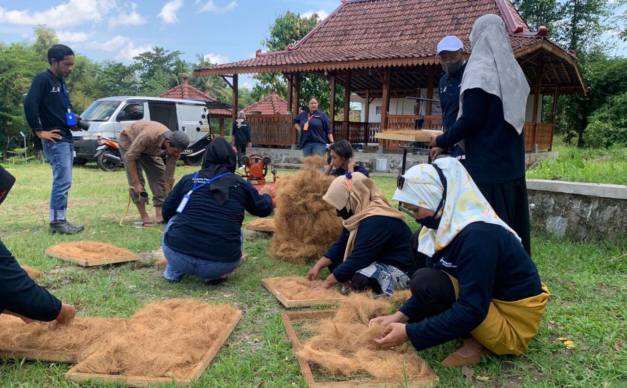 Pelatihan Cocomesh di Sekolah Peduli Lingkungan
