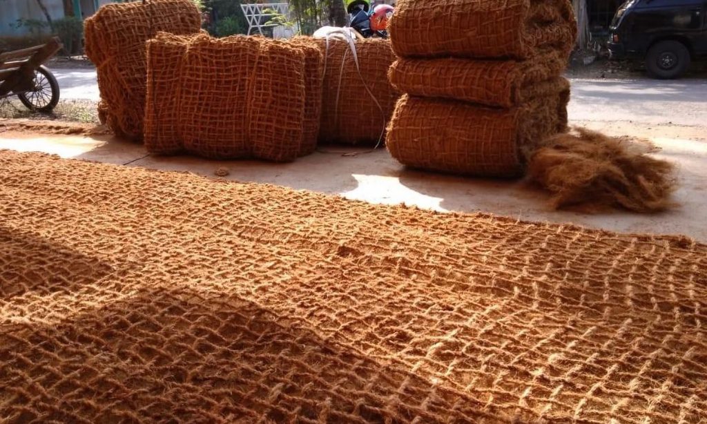 cocomesh biodegradable untuk mitigasi erosi tepi jalan