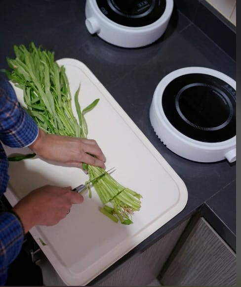 memotong sayur dalam jumlah banyak