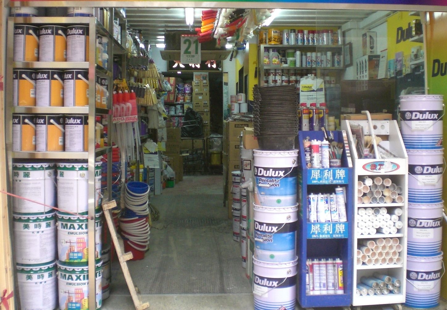 Pemilik toko bangunan memeriksa berbagai bahan bangunan dari supplier terpercaya