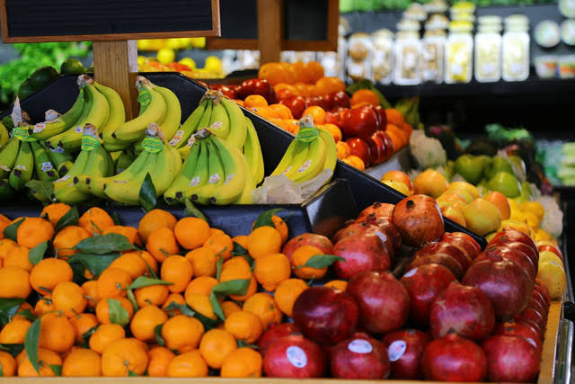 Pemilik toko buah menentukan harga jual buah berdasarkan modal dan kondisi produk