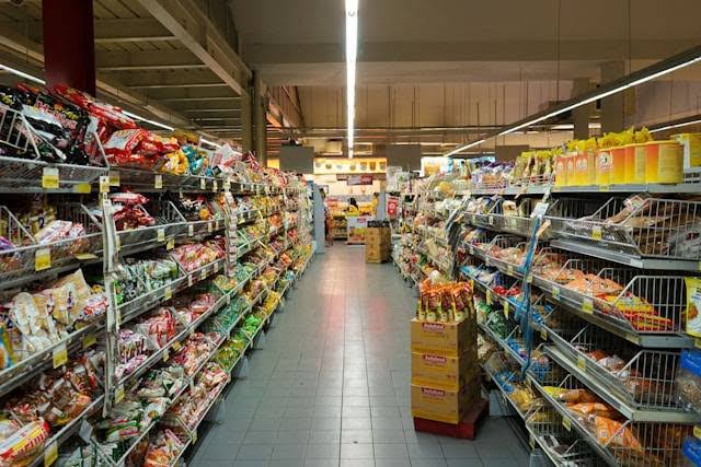 Pemilik toko grosir menghitung dan mengatur harga produk berdasarkan jumlah pembelian pelanggan