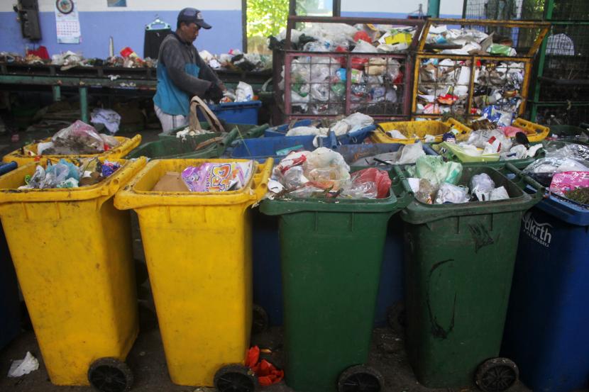 pemilahan jenis plastik sebelum menggunakan mesin pencacah