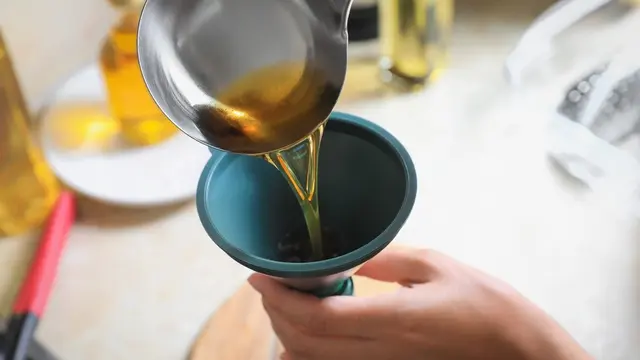 Cara Menjernihkan Minyak Bekas dengan Bahan Sederhana