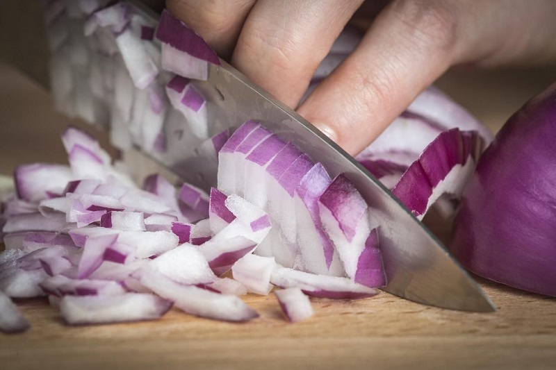 Bawang Diiris Pakai Apa? Pilihan Alat Praktis dan Cepat
