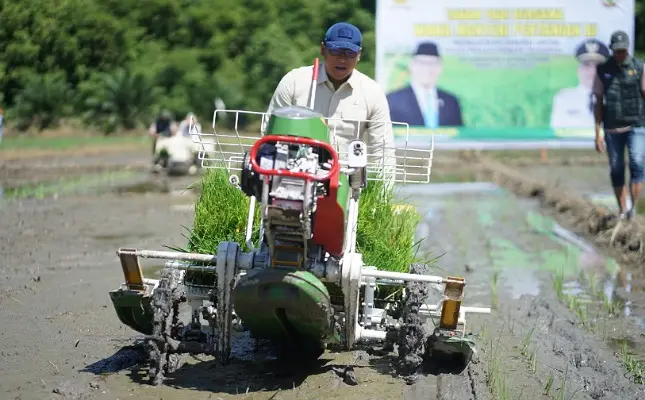 Optimalisasi Penggunaan Alat Pertanian Milik Kelompok untuk Meningkatkan Produktivitas